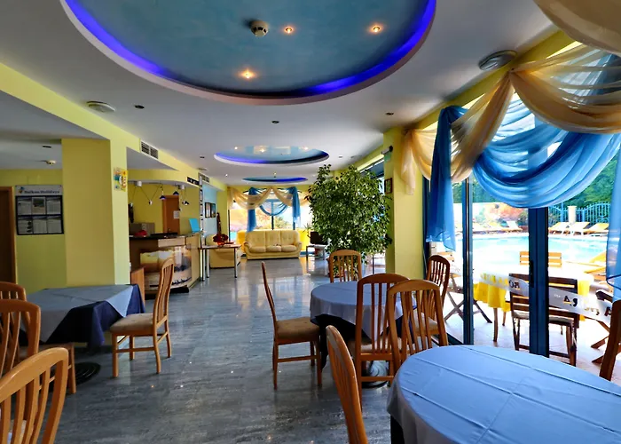 波拉波拉酒店 3* 阳光海滩